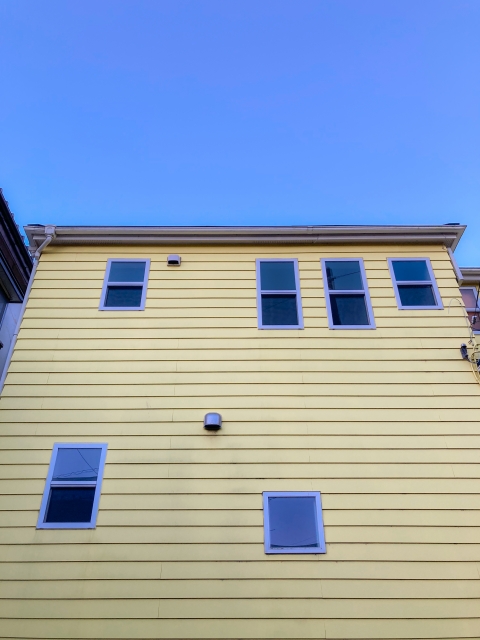 黄色い外壁の家